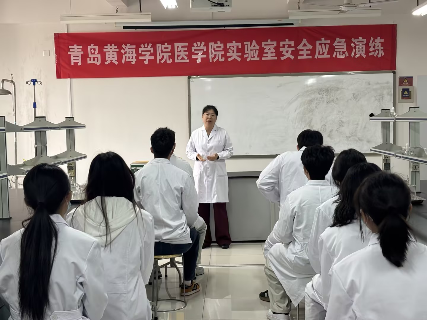 以练筑防 以训提能  ——开云kaiyun网页版开展实验室消防与危化品泄漏应急处置演练